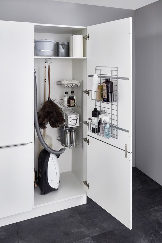 Beispiel: Besenschrank