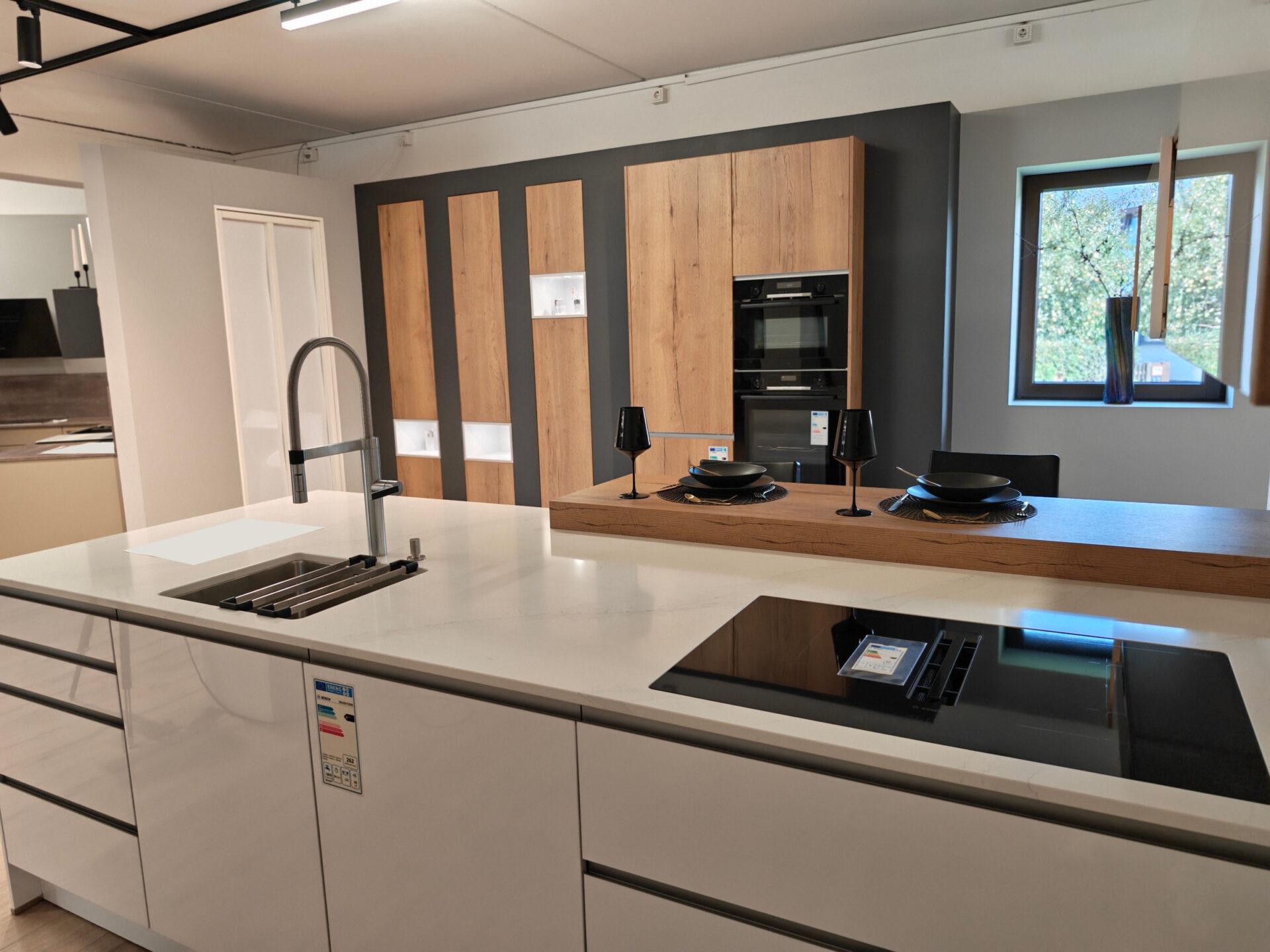 Arbeits- und Spülbereich der weißen Küche mit Silestone-Arbeitsplatte