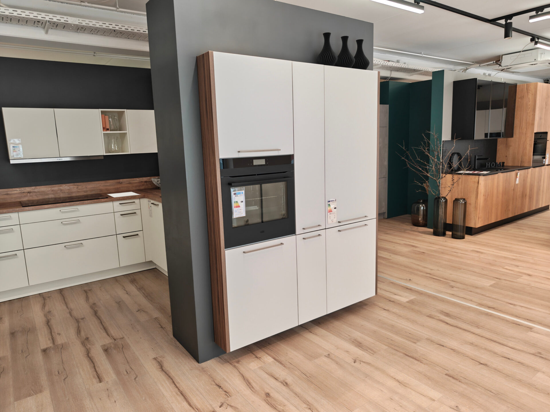 Separate Geräteschrankgruppe in Satin mit Walnuss-Seiten und AEG-Backofen