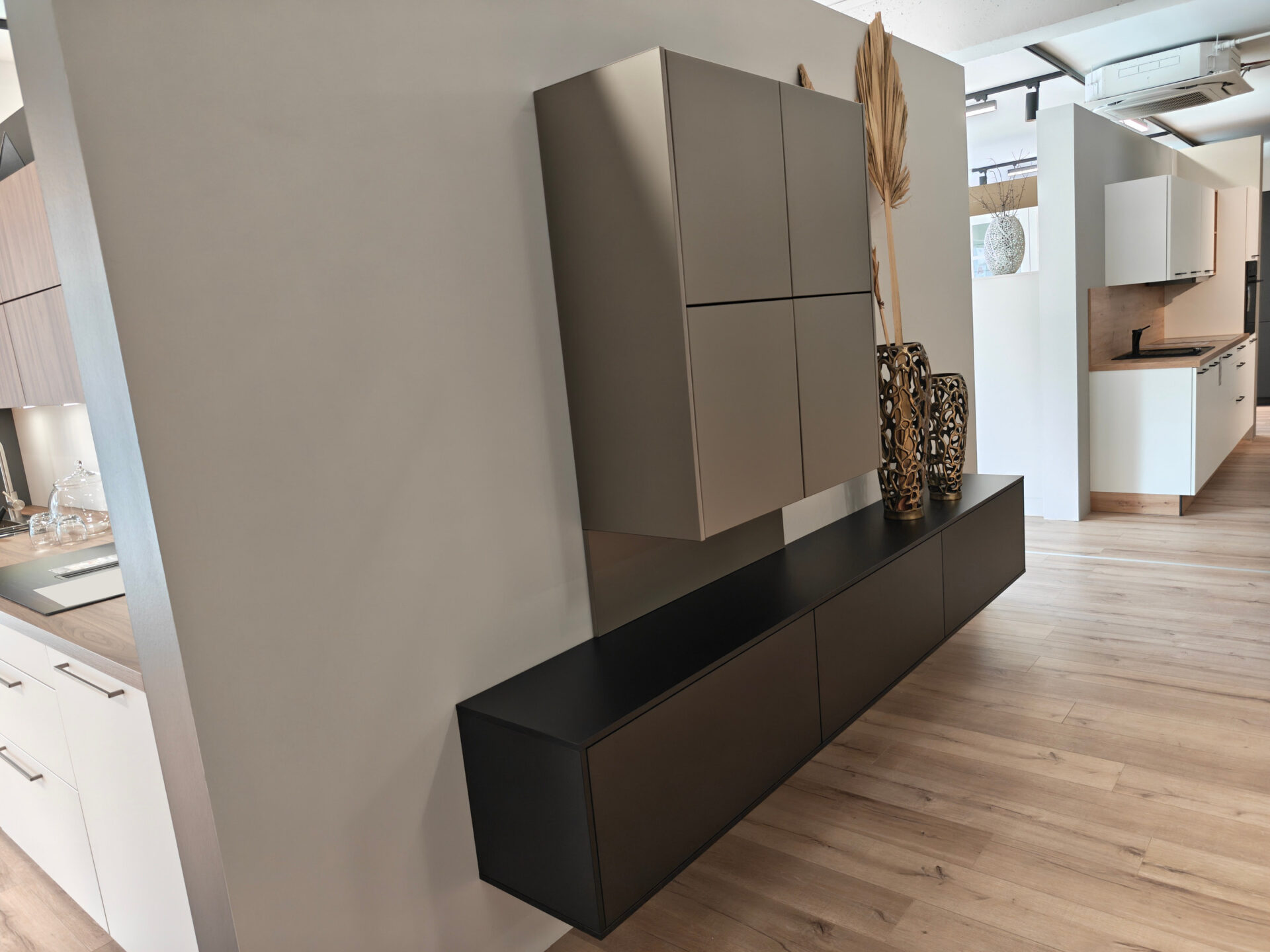 Seitliche Ansicht der Wohnwand in Carbon und Sandgrau metallic
